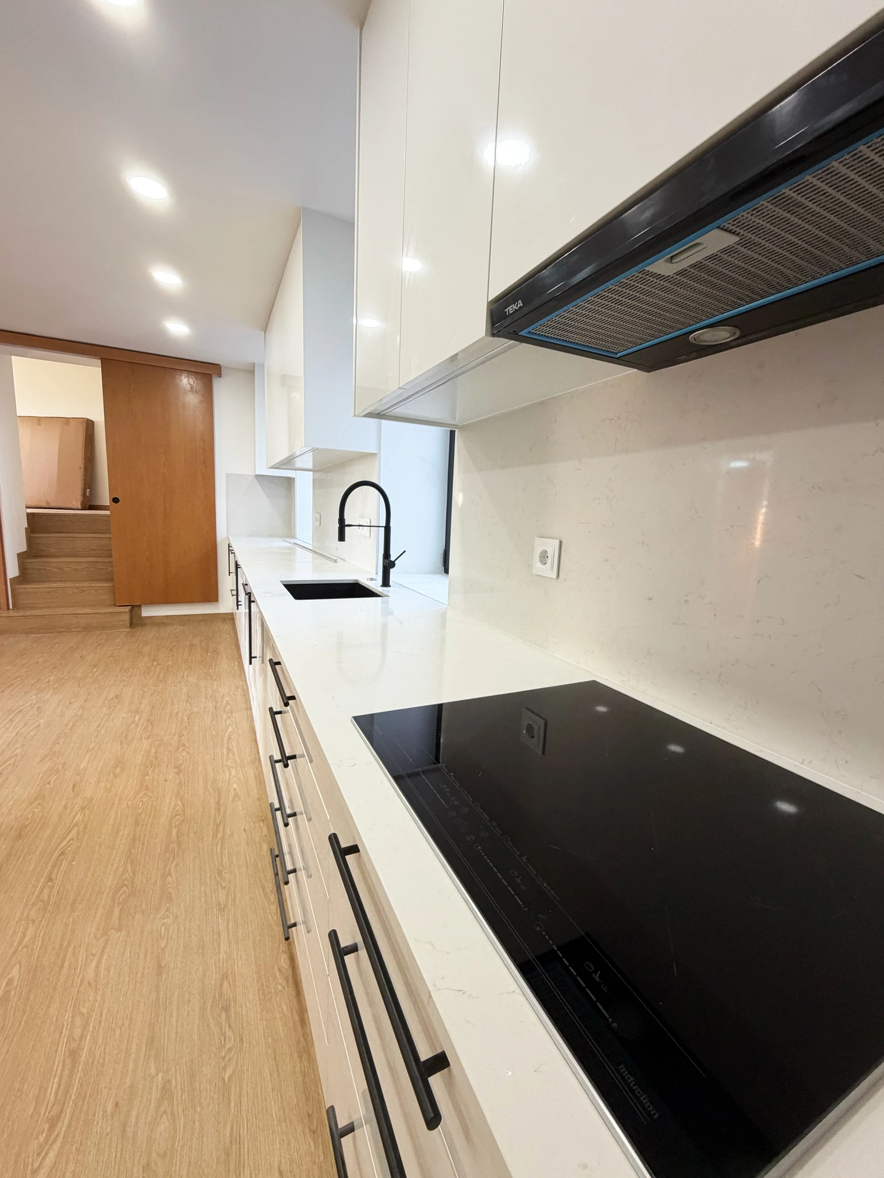 Detalhe da coluna com forno e micro-ondas encastrados e ferragens em preto mate, cozinha Estarreja Aveiro