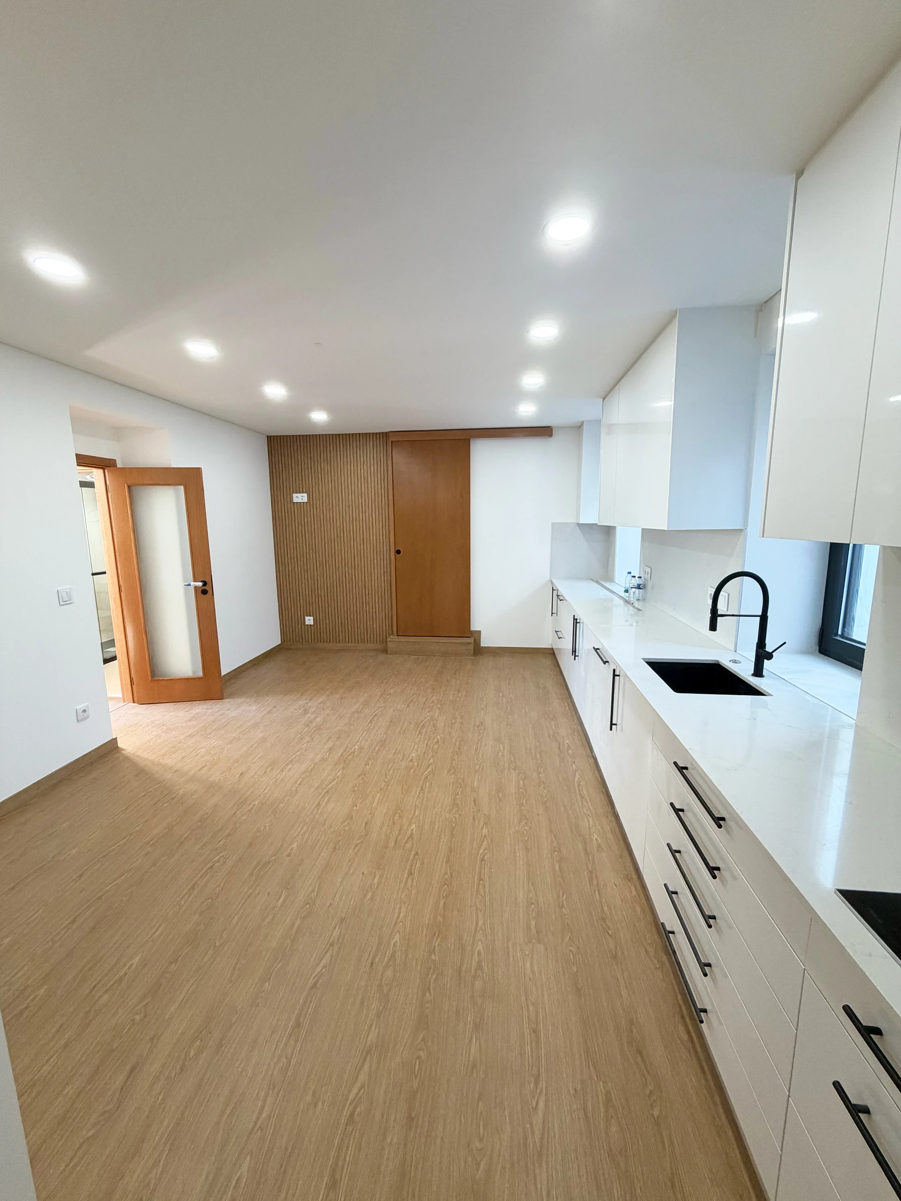 Vista do painel decorativo ripado em madeira com iluminação LED integrada, cozinha Estarreja Aveiro