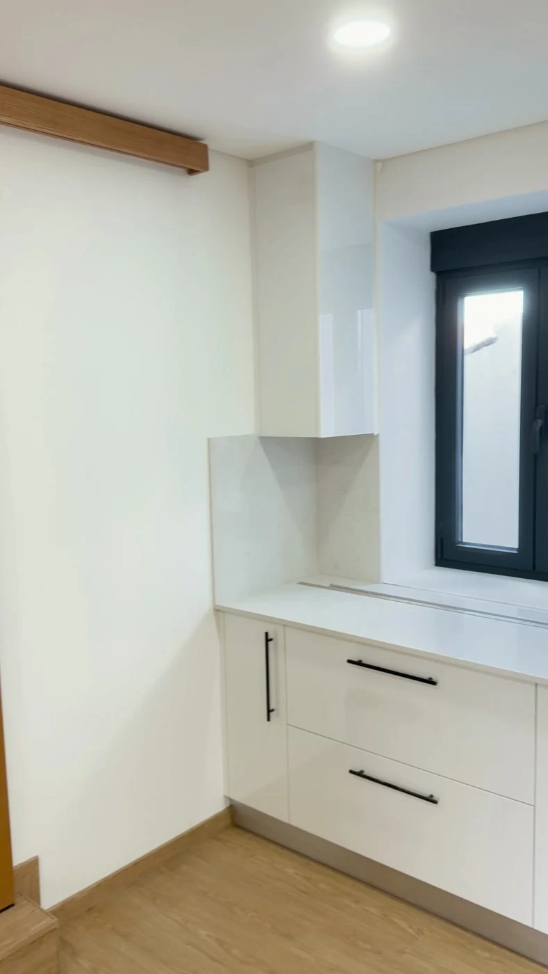 Walkthrough da cozinha moderna em open space com iluminação LED em Estarreja, Aveiro