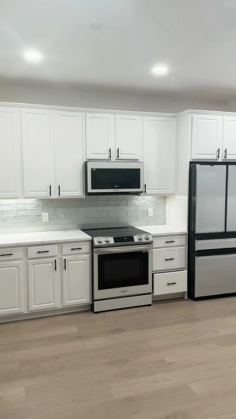 Walkthrough da cozinha moderna com backsplash em vidro em Maple Grove, Minnesota