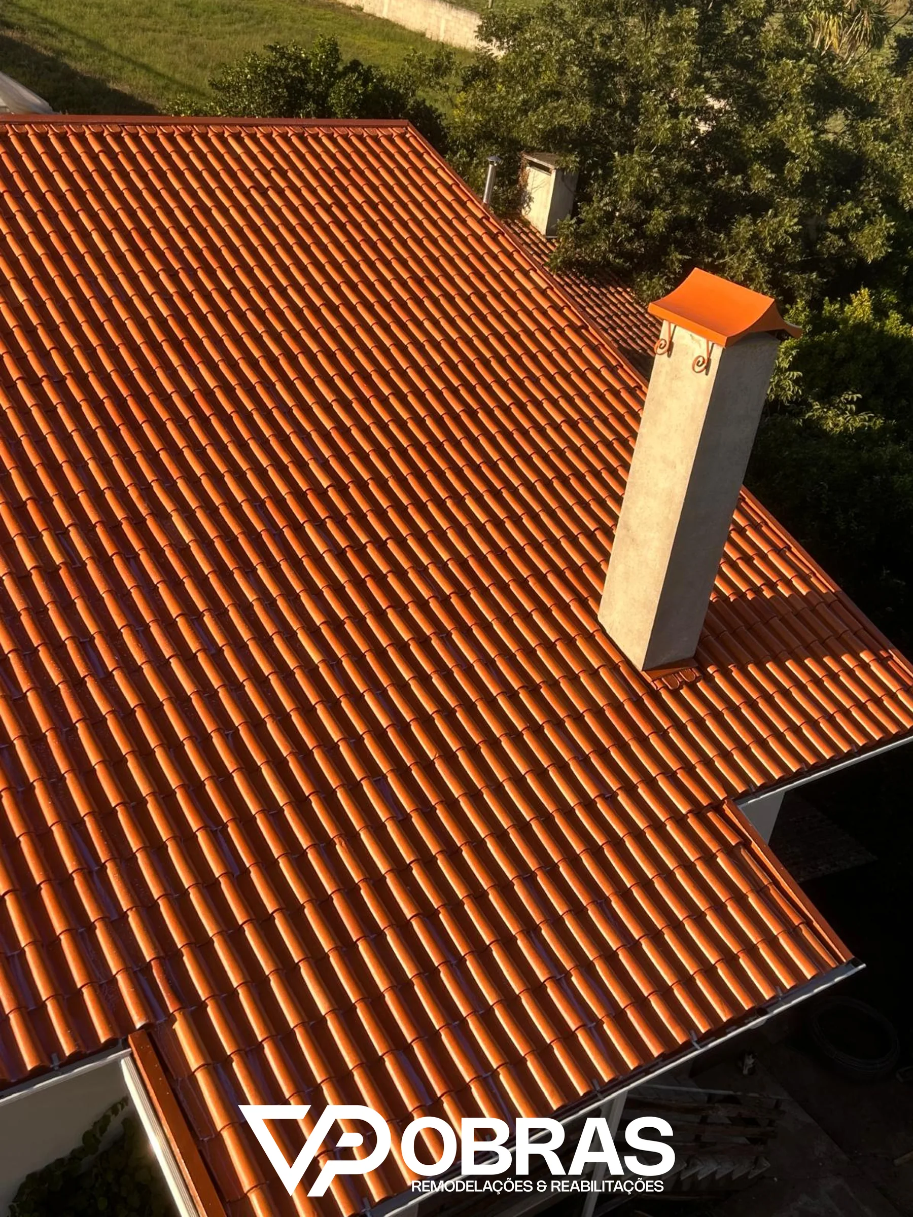 Telhado em telha cerâmica limpo e tratado em Alquerubim, Albergaria-a-Velha, com cor uniforme e chaminé com chapéu em chapa lacada — limpeza e tratamento de telhados VPObras
