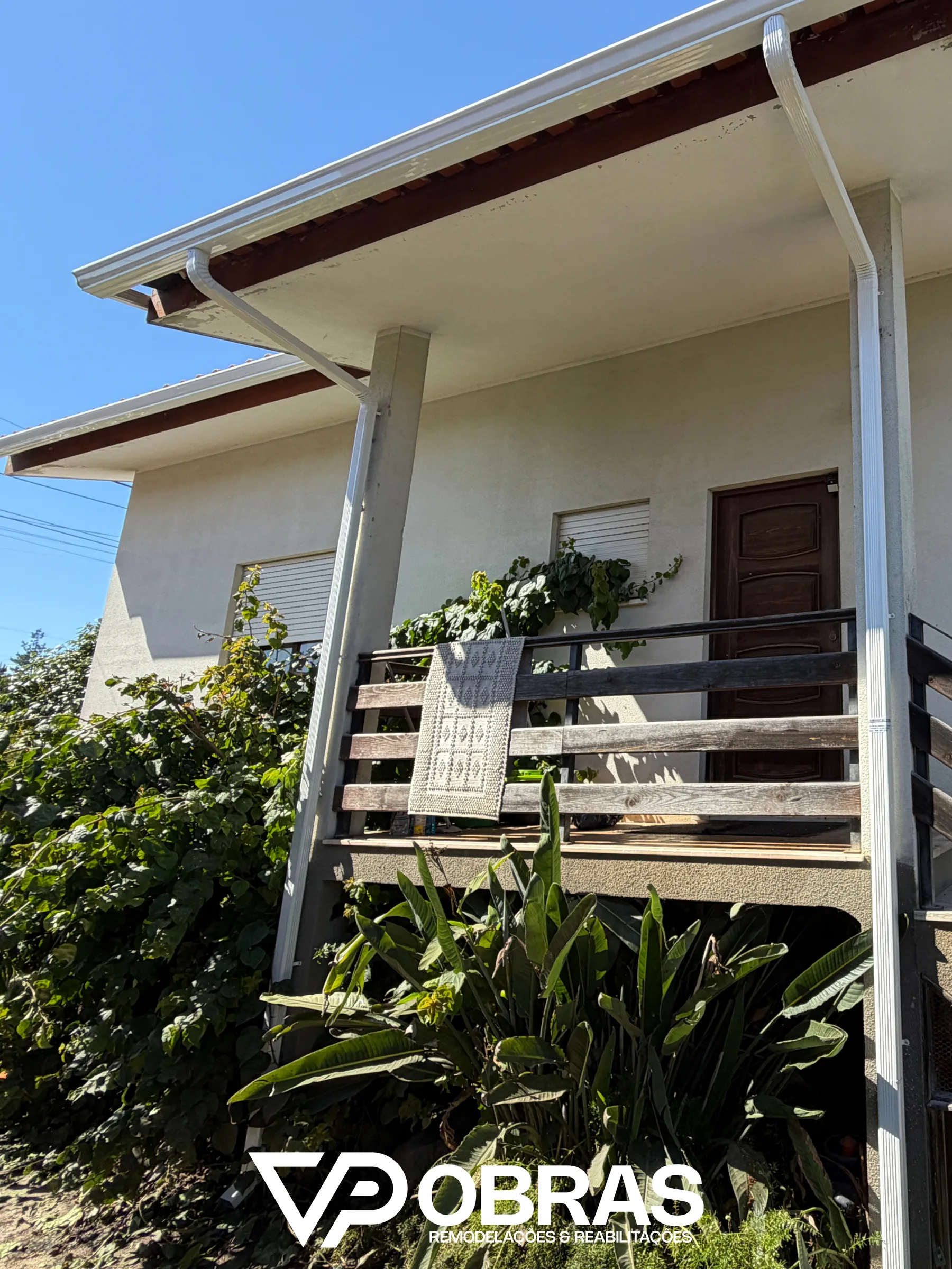 Caleiras e tubos de queda novos em alumínio lacado branco instalados no beirado da moradia, Alquerubim, Albergaria-a-Velha