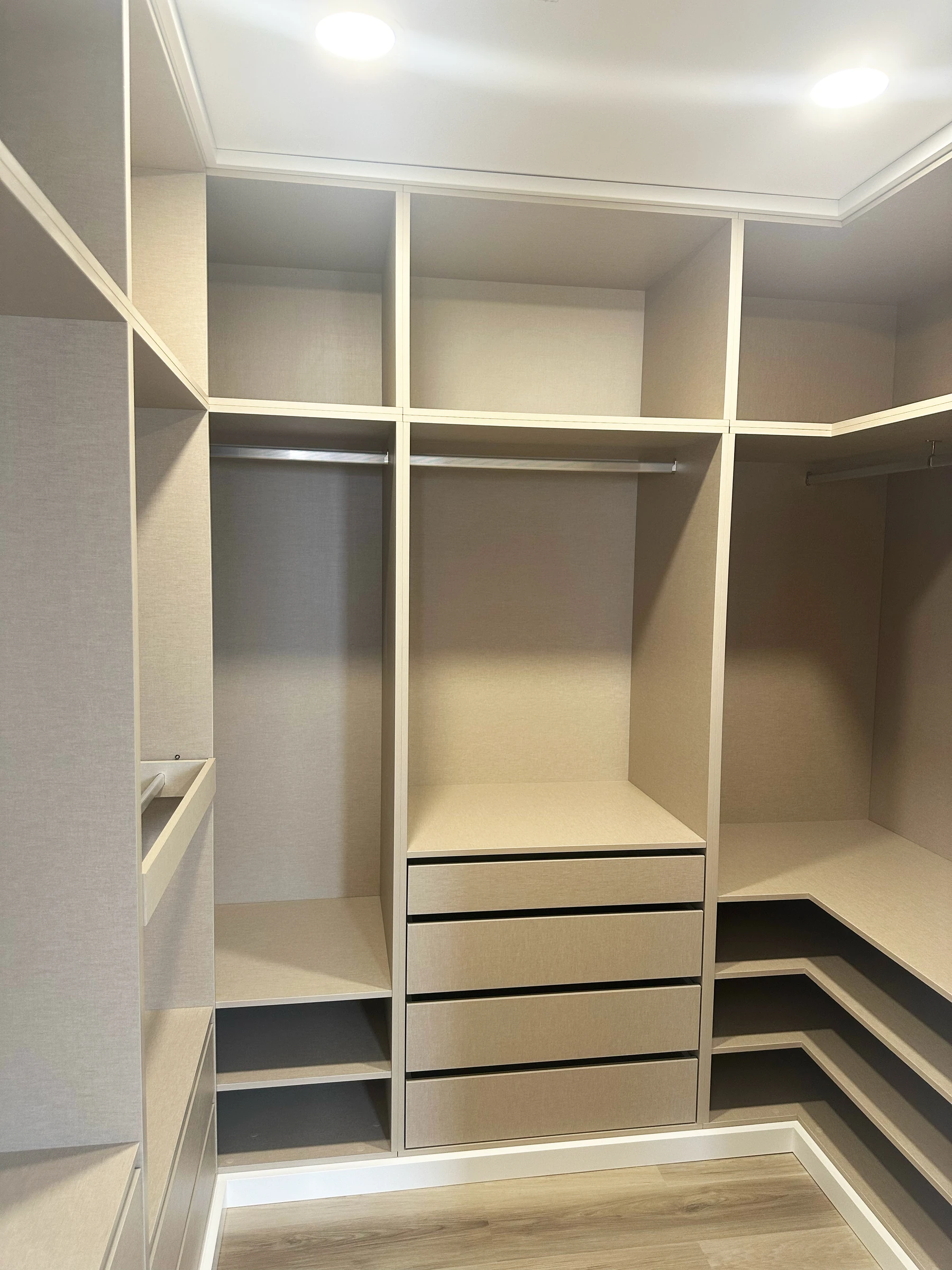 Closet integrado à medida da suite em Estarreja, com gavetas, prateleiras e soluções de arrumação em madeira natural