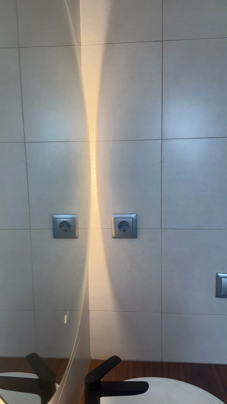 Walkthrough da suite com casa de banho moderna e closet integrado em Estarreja, Aveiro