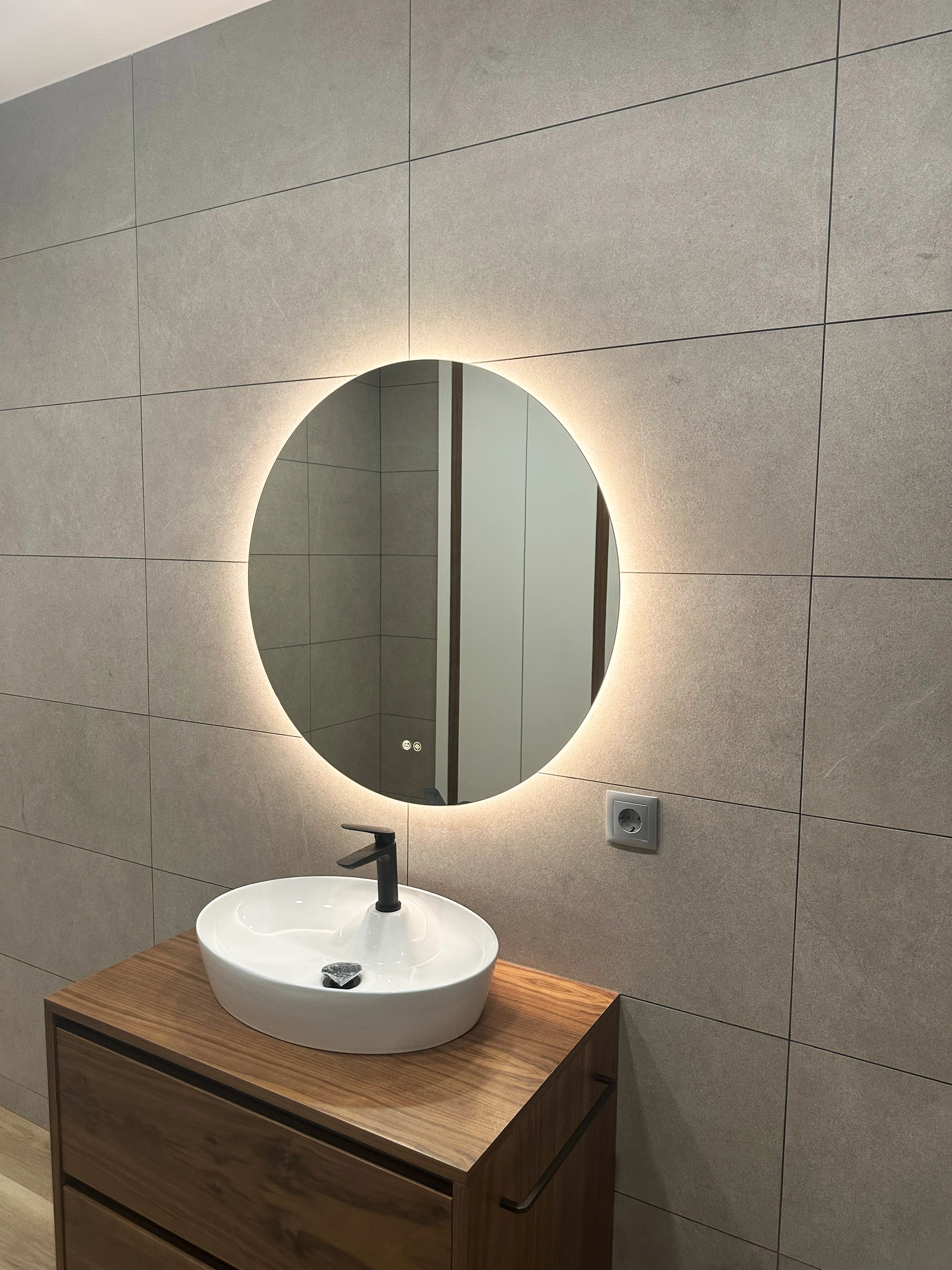 Vista lateral da casa de banho com revestimento cerâmico grande formato e pavimento vinílico efeito madeira, Estarreja Aveiro