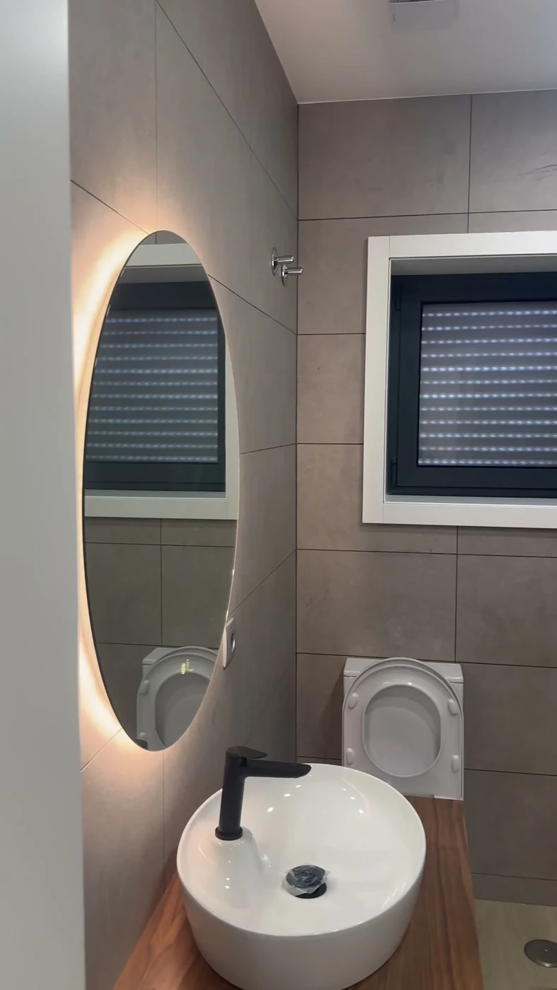 Walkthrough da casa de banho moderna com duche de base preta em Estarreja, Aveiro