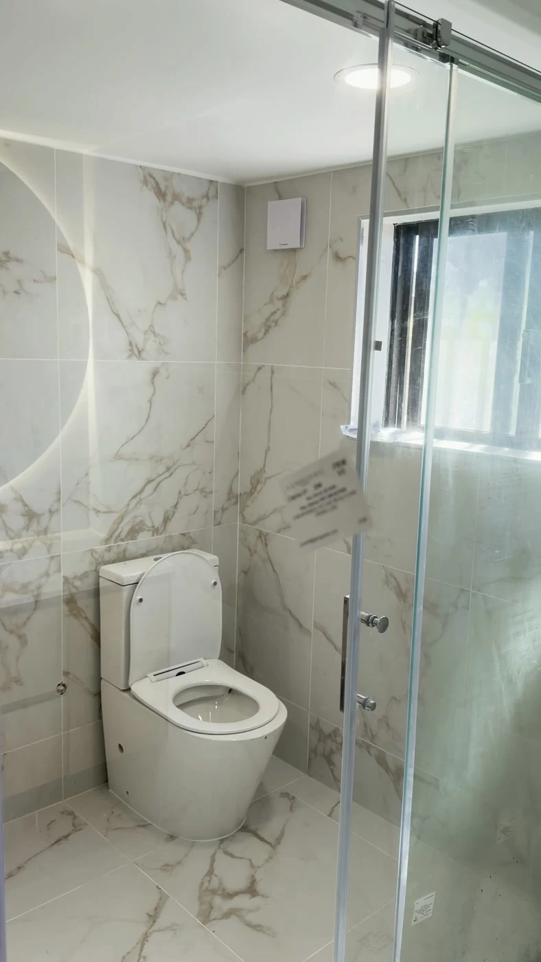 Walkthrough da casa de banho com revestimento efeito mármore e duche walk-in em Estarreja, Aveiro