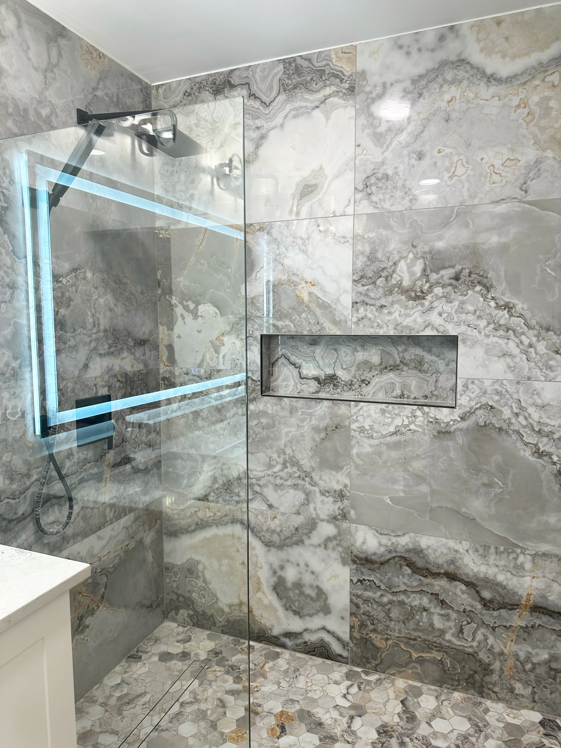 Detalhe do móvel de lavatório branco com tampo em quartzo e torneiras em preto mate, casa de banho moderna Maple Grove, Minnesota