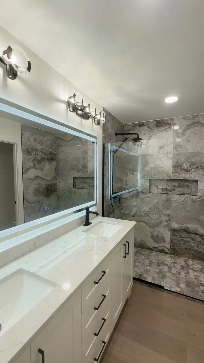 Walkthrough da casa de banho moderna em Maple Grove, Minnesota — remodelação VPObras