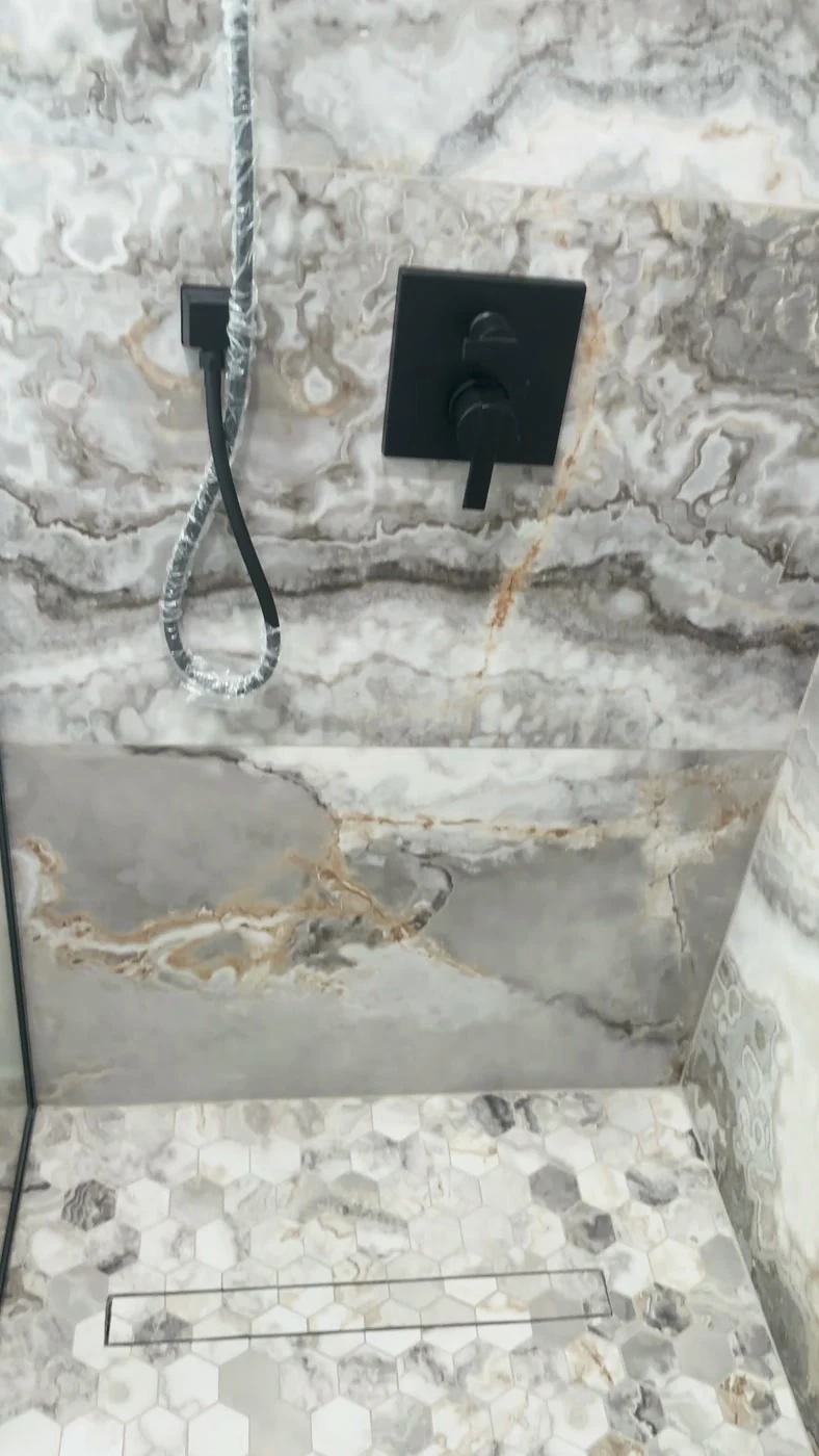 Detalhe técnico do duche walk-in e impermeabilização waterproof, casa de banho Maple Grove, Minnesota