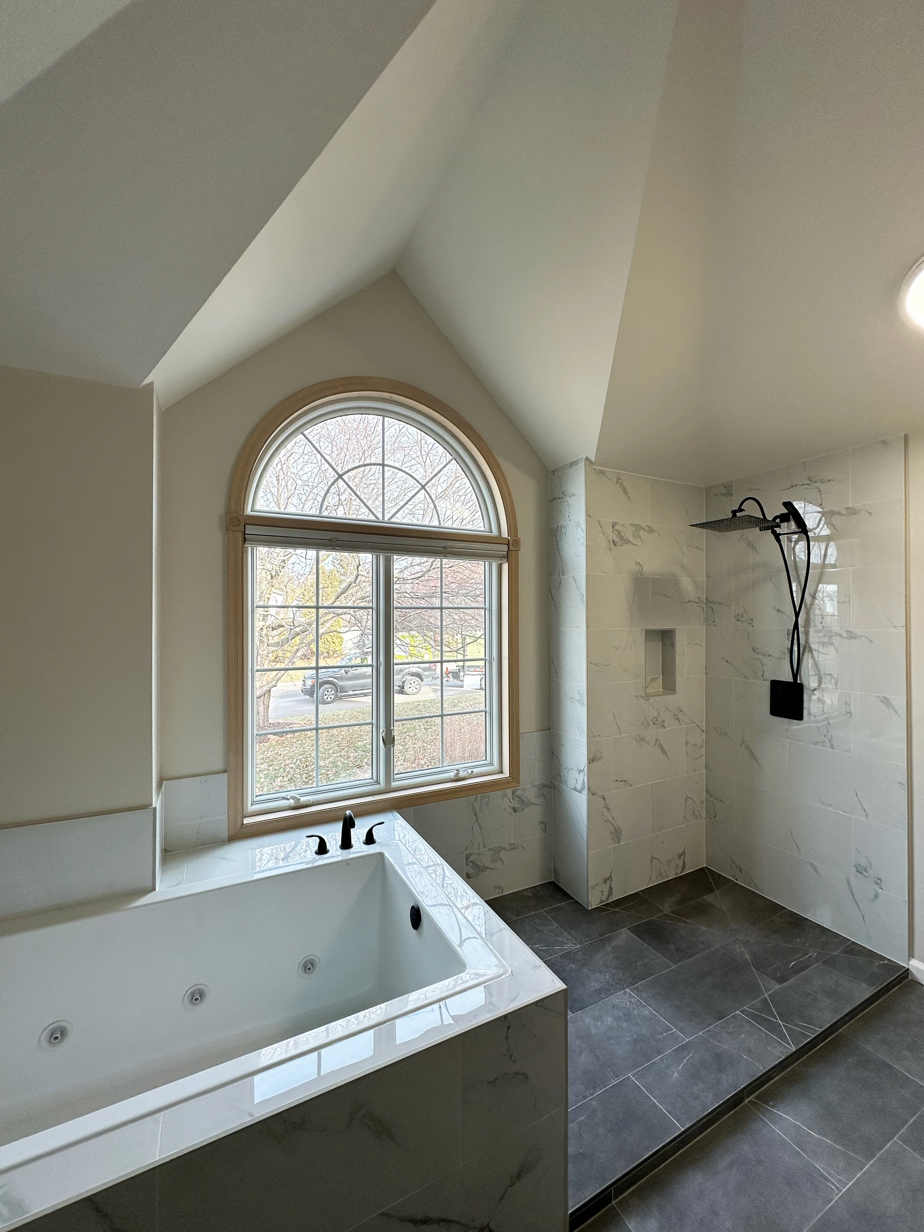 Detalhe da zona de lavatório com móvel branco, tampo em quartzo e torneiras em preto mate, casa de banho master Roseville, Minnesota