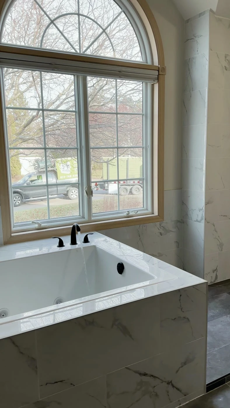 Walkthrough geral da casa de banho master com jacuzzi embutida em Roseville, Minnesota