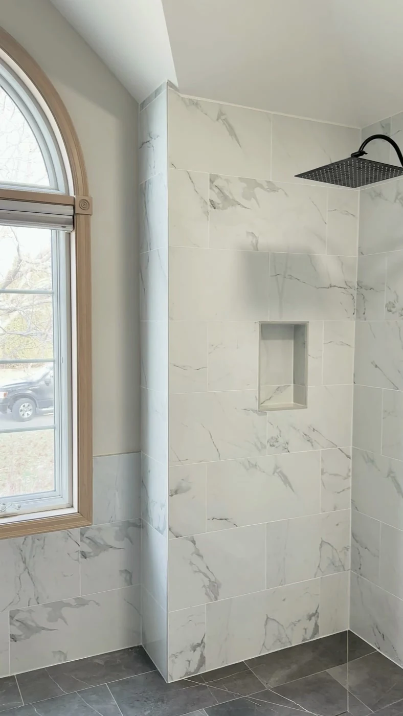 Detalhe do duche walk-in com chuveiro rain shower e nicho embutido, casa de banho master Roseville, Minnesota