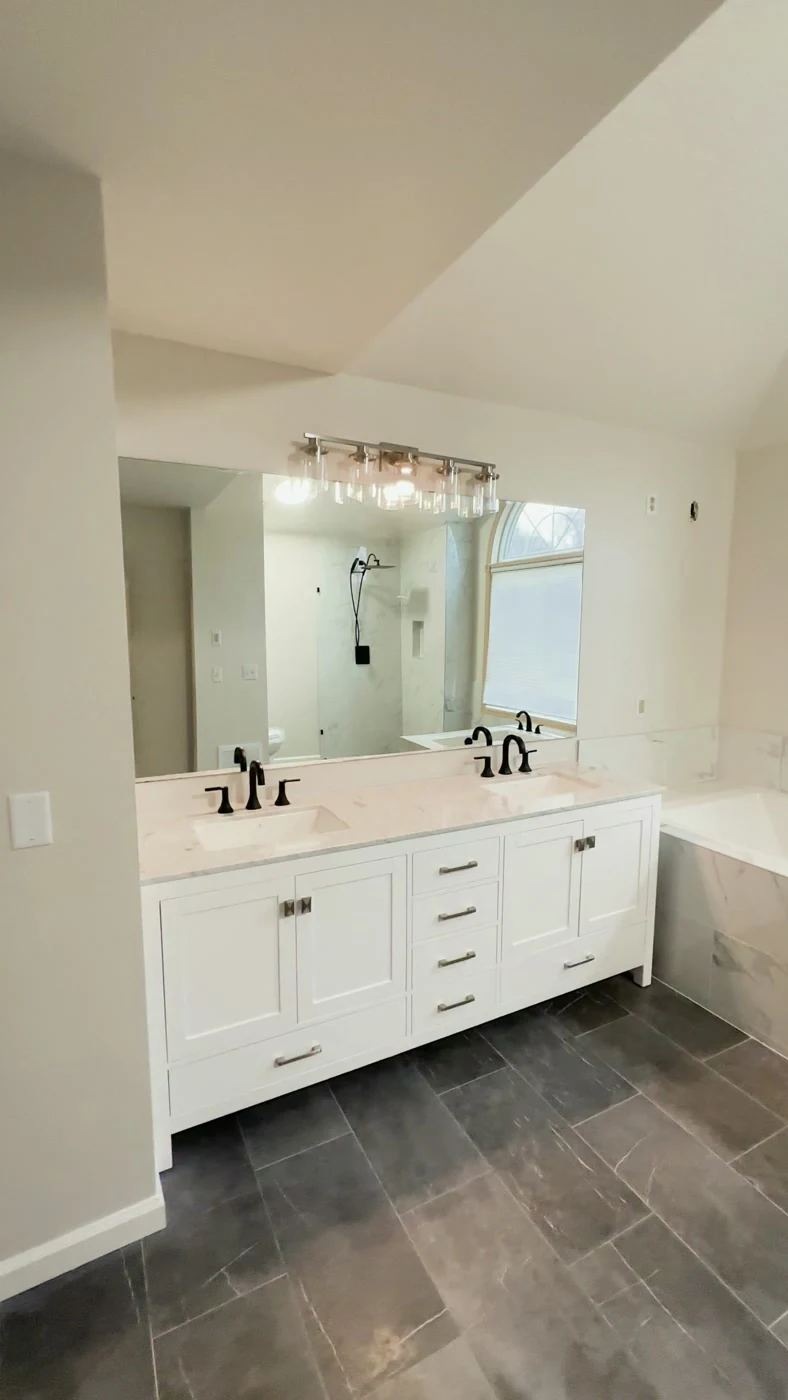 Vista da banheira jacuzzi junto à janela em arco com revestimento efeito mármore, casa de banho master Roseville Minnesota